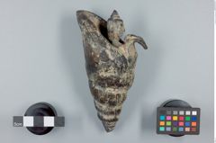 Foto (Seitenansicht) von buddistisches Amulett 1 (NHMW-ZOO-MO-0081100-ETH-114)
